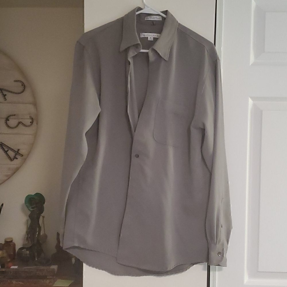 Men's one pocket long sleeved dress shirt
